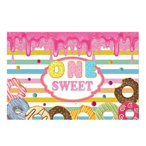 Süße Donut Motiv Badematte oder farbenfroher Party Fotografie Hintergrund bedruckt.