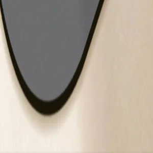 Nahaufnahme des Kieselgur-Badematten-Details, einfarbiges Design mit schwarzem Rand.