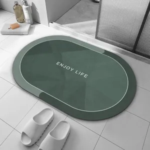 Tapis de bain ovale en terre de diatomée vert foncé avec design antidérapant et motifs géométriques.