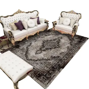 Tapis de salon style persan vintage avec ensemble de canapés sculptés européens de luxe.