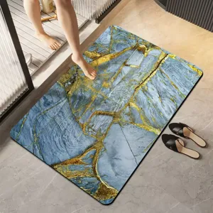 Vista detallada de la alfombra de baño con patrón de mármol azul y dorado, suave y absorbente.