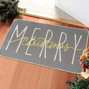 Détail de paillasson de Noël gris, tapis de sol avec impression festive pour la porte d'entrée.