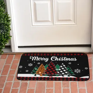 Paillasson de Noël avec bordure à carreaux rouge et noir, motif d'arbres festifs pour l'entrée.