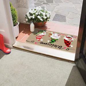 Détail de paillasson gnome de Noël, tapis d'entrée antidérapant avec design de bienvenue.