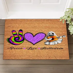 Detalle de felpudo de Halloween con signo de paz colorido, corazón morado y fantasma lindo.