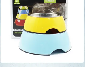 Bol pour chien en acier inoxydable avec base en plastique coloré vue de détail gros plan