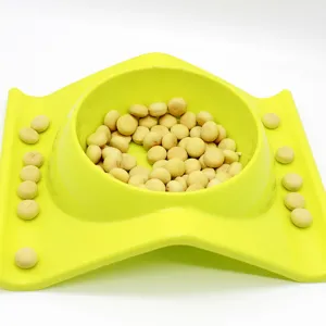 Gamelle pour animal en plastique jaune avec base contour et friandises rondes, fond blanc image principale