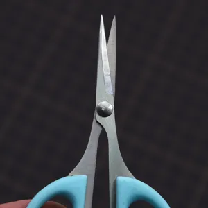 Präzisions-Detail-Schere Nahaufnahme, scharfe feine Klinge für Polymer-Ton-Handwerk.
