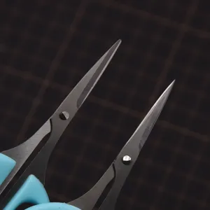 Nahaufnahme Detail-Schere für Tonarbeiten, scharfe gerade Klingen und blaue Griffe.
