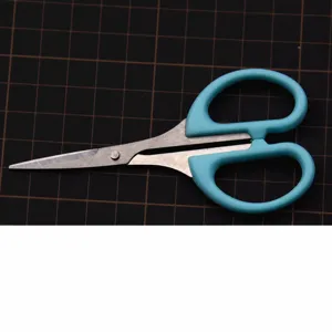 Präzisionsbastelschere mit mintblauem Griff, ideal für Fimo und feine Detailarbeiten.