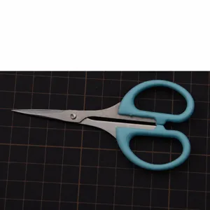 Feine Bastelschere mit spitzer Klinge und blauem Griff für Modelliermasse und Bastelarbeiten.