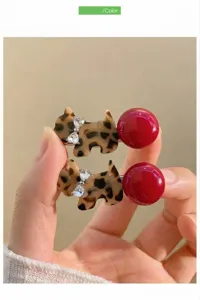Schattige Koreaanse luipaard hond haarspeld met rode kraal en strass strik voor stijlvol haaraccessoire