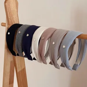 Minimalistisches breites Stoff-Haarband mit süßem silbernen Herz-Anhänger, weicher Haarreif.