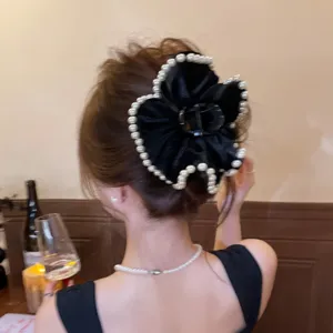 Detailaufnahme der französischen schwarzen Samt Perlen Haarklammer mit elegantem Blumendesign.