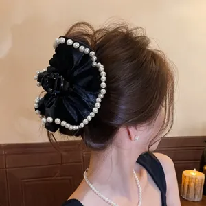 Französische Samt Perlen Haarklammer Detailansicht mit eleganter Frisur und schönen künstlichen Perlen.