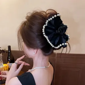 Elegante schwarze Samt Haarklammer mit Perlenbesatz, ideal für schicke französische Frisuren.