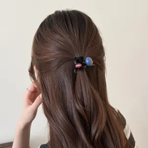 Élastique à cheveux mignon ours pour femmes, chouchou doux avec perle bleue, vue arrière détaillée.
