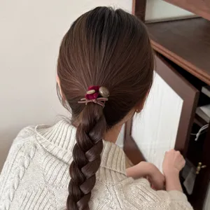 Vue détaillée d'un élastique à cheveux mignon ours doux, accessoire tressé élastique durable.