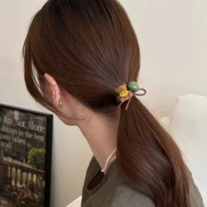Vue détaillée de l'élastique à cheveux mignon ours avec un design adorable et élastique.