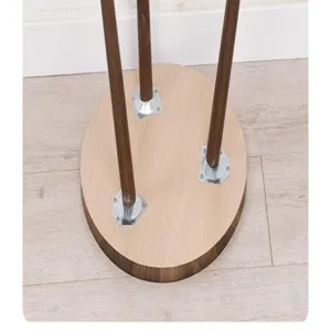 Holztisch Beindetail im Mid-Century Stil, stabile Metallhalterung, moderne Inneneinrichtung.