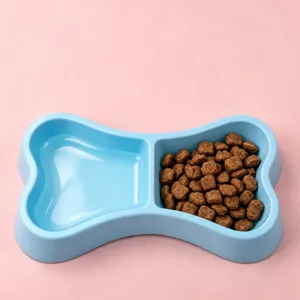 Simpatica ciotola doppia per animali a forma di osso con scomparti separati per cibo e acqua.
