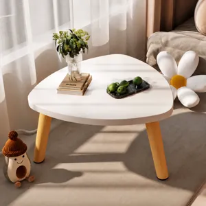 Moderno tavolino basso triangolare in legno con gambe per finestra a golfo e camera da letto.