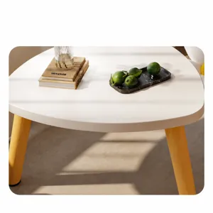 Tavolino da caffè basso triangolare bianco minimalista con gambe in legno per il soggiorno.