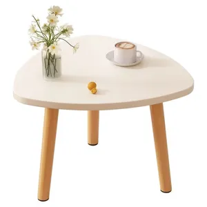 Tavolino basso triangolare minimalista moderno con gambe in legno per soggiorno e casa