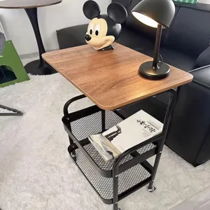 Carrito de almacenamiento móvil mesita de noche con tablero de madera y estantes de metal.