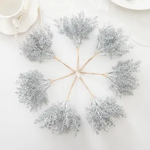 Détail des branches de plantes artificielles argentées, idéal pour le bricolage et la déco.