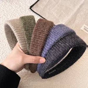 Gestreiftes breites Stirnband Detailaufnahme, kuscheliger Woll Haarreif, minimalistischer Stil.