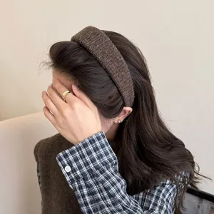 Braunes gestricktes breites Stirnband für Damen, kuscheliger Haarreif und modisches Accessoire.