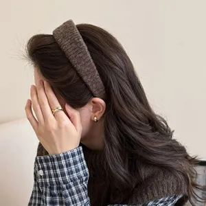 Braunes gestricktes breites Haarband Detail, kuscheliger Haarreif für modisches Winter-Styling.
