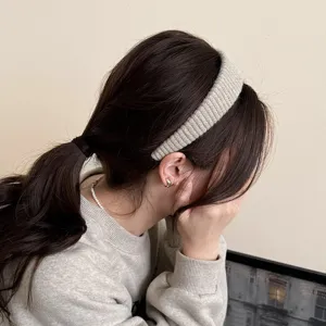 Strick Wolle breites Stirnband Detailansicht, gemütlicher Haarreif für Damen im Alltag.