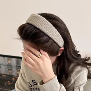 Gemütlicher breiter Strick Haarreif für Damen, stilvolles minimalistisches Haar Accessoire.
