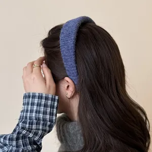 Gemütliches gestricktes breites Haarband in Blau, ideal für Hautpflege und elegante Looks.