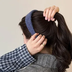 Nahaufnahme eines gemütlichen blauen Strick-Haarbandes, weiche Textur für Styling.