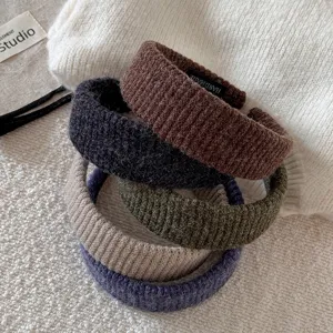 Detailansicht gemütlicher, breiter Strickhaarreifen in verschiedenen herbstlichen Farben.