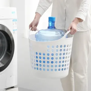 Grote witte kunststof wasmand met ademende gaten, duurzaam en handig voor opslag.