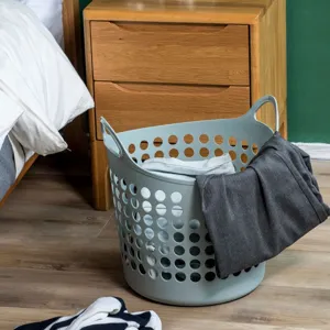 Großer Plastik-Wäschekorb mit Griffen und Belüftungslöchern für Kleidung und Spielzeug zu Hause.