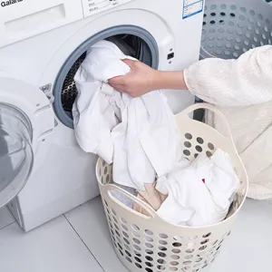 Duurzame kunststof wasmand voor kledingopslag met ademend design en twee handgrepen.