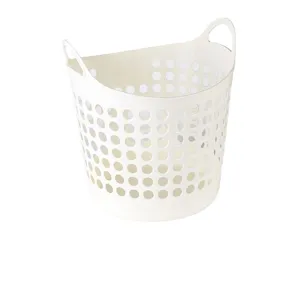 Witte kunststof wasmand met handvatten en ventilatiegaten voor het opbergen van kleding.