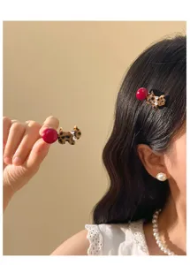 Leuke Koreaanse luipaard print puppy haarspeld met rode parel voor stijlvolle dames kapsels.