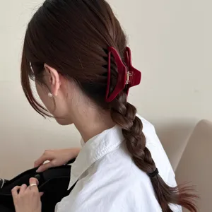 Rote Azetat Haarklammer mit Aussparung, elegante Haarspange für stilvolles Styling Detail.