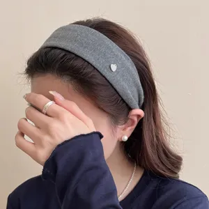 Graues breites Haarband mit Herz, minimalistisches Haaraccessoire für Damen Stil.