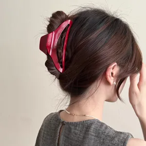 Rote Acetat hohle Haarklammer Detail, elegante geometrische Dreieck Haarklammer für Damen Frisuren.