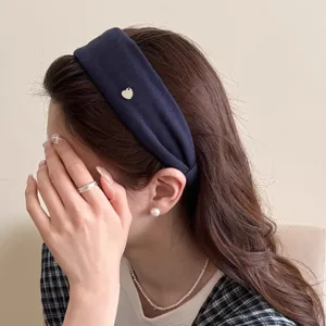 Minimalistisches breites Stoff-Haarband mit süßem Herz-Metall-Akzent für den Alltag.