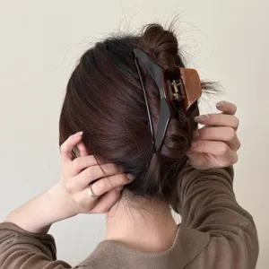 Große Acetat Haarklammer Detailansicht, elegante hohle Haarkralle für stilvolle Damenfrisuren.