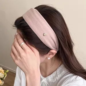 Rosa breiter Haarreif mit süßem Herz-Metalldetail, stylisches Haaraccessoire für Alltag.