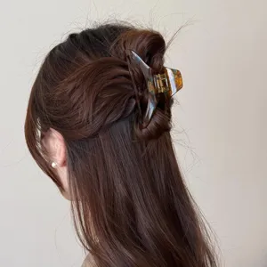 Nahaufnahme einer großen braunen Acetat Haarklammer mit Schildpatt-Muster, elegant.